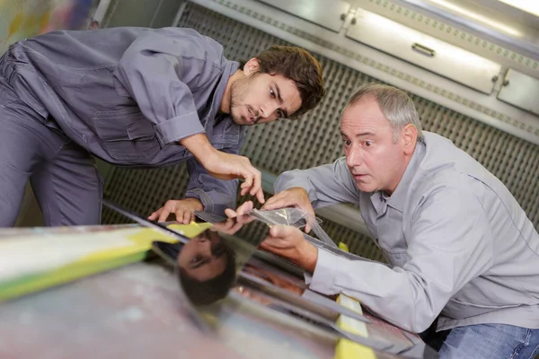 Twee Arbeiders Fabriek Machine — Stockfoto