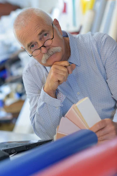 Senior Zoek Naar Camera Zijn Studio — Stockfoto