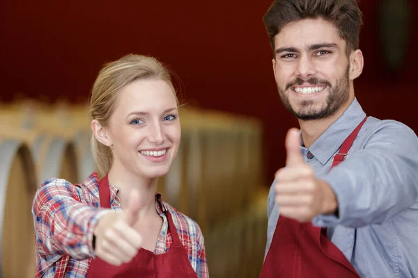 Två Sommeliers Visar Tummen Upp — Stockfoto