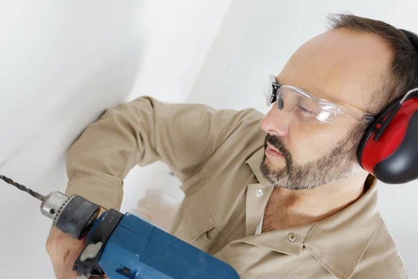 Hombre Perforando Pared Con Perforador — Foto de Stock