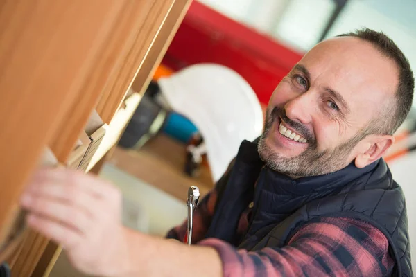 Ritratto Dell Uomo Che Punto Dalla Scaffalatura Legno — Foto Stock