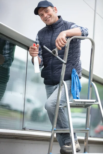 Porträt Eines Fensterputzers Auf Der Leiter — Stockfoto