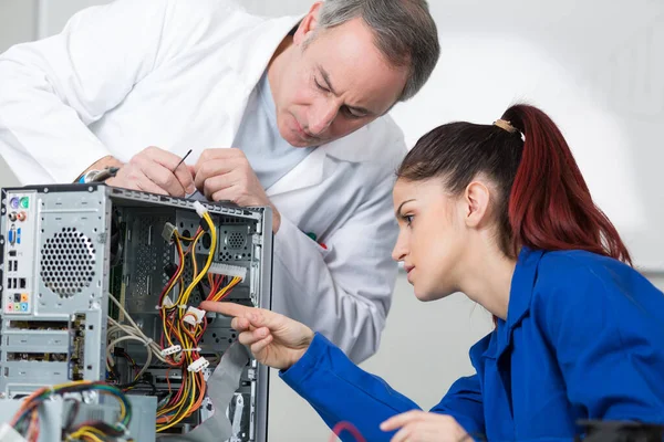 Lärare Med Kvinnlig Student Teknik Reparera Dator — Stockfoto
