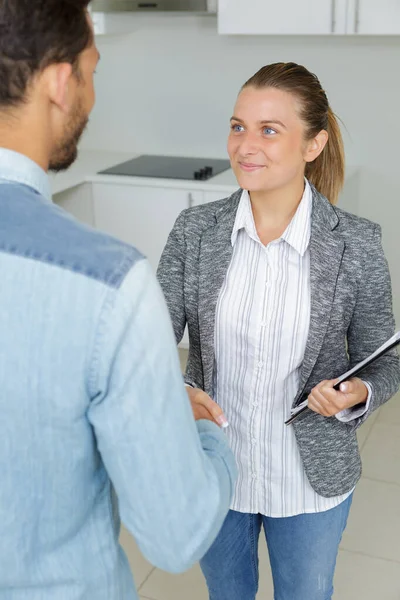 Mäklare Skakar Hand Med Kund Nytt Hem — Stockfoto