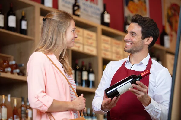 Donna Che Cerca Decidere Quale Bottiglia Vino Comprare — Foto Stock