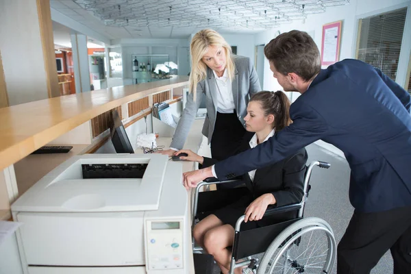 Podnikatelka Invalidním Vozíku Kanceláři Pomocí Tiskárny — Stock fotografie