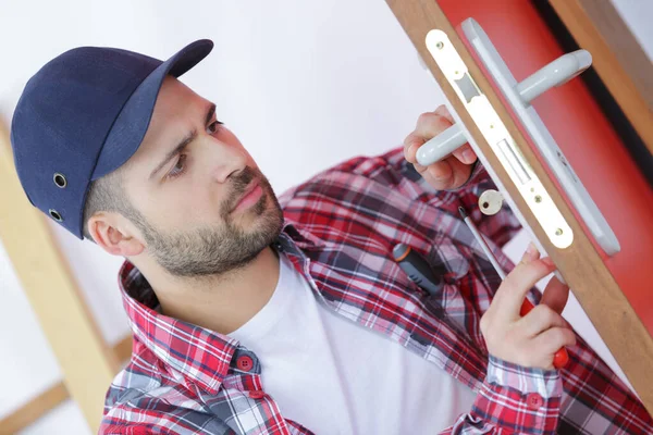 Homme Travaillant Sur Porte Intérieure — Photo