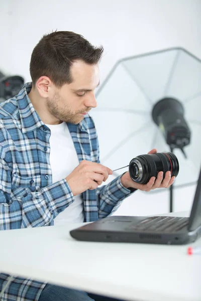 Homem Estúdio Fotográfico Que Fixa Lente Câmera — Fotografia de Stock