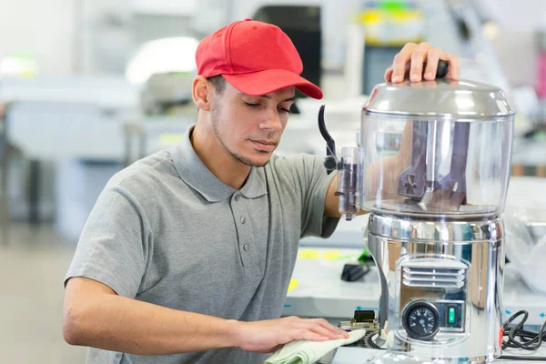 Retrato Trabalhador Verificando Uma Máquina — Fotografia de Stock