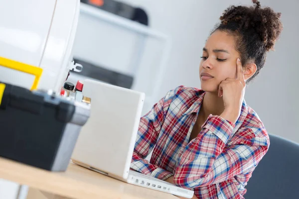 Ung Kvinnlig Rörmokare Med Bärbar Dator — Stockfoto