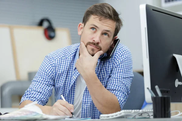 Biznesmen Rozmawiający Przez Telefon Klientem — Zdjęcie stockowe