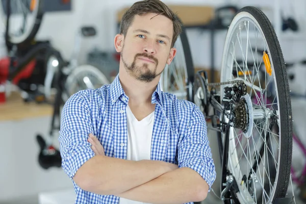 Hombre Trabajando Taller Reparación Bicicletas —  Fotos de Stock