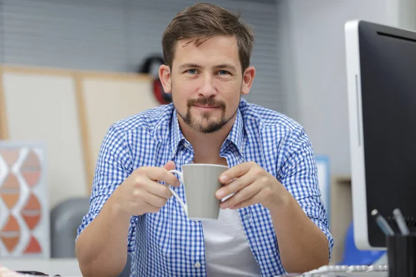 Empresário Tomando Uma Xícara Café Escritório — Fotografia de Stock