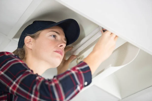 Kvinna Flyttar Nytt Lägenhetshus Montering — Stockfoto