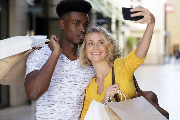 Misto Gara Coppia Shopping Strada Prendere Selfie — Foto Stock