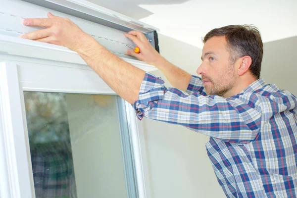 Homem Que Fixa Rolo Cortinas — Fotografia de Stock