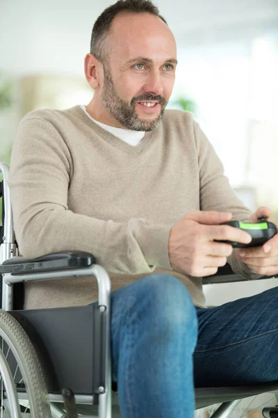Man Rullstolen Leker Med Datorkonsol — Stockfoto