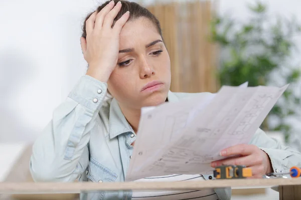 Jonge Vrouw Gefrustreerd Vaststelling Van Een Meubilair — Stockfoto