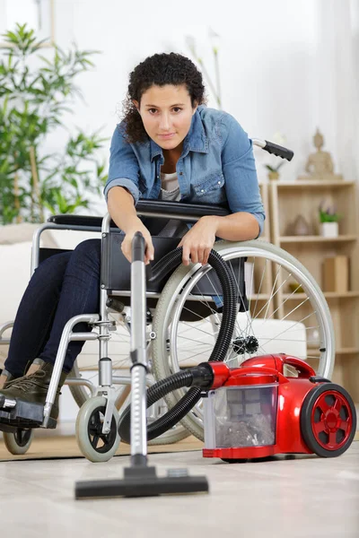 Donna Aspirare Pavimento Dalla Sedia Rotelle — Foto Stock