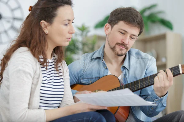 Couple Jouer Chanson Sur Canapé Maison — Photo