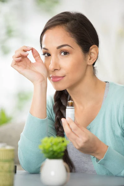 Mujer Oliendo Perfume Aceite Esencial Muñeca — Foto de Stock