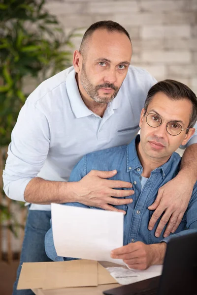 Seriösa Homosexuella Par Betalar Räkningar — Stockfoto