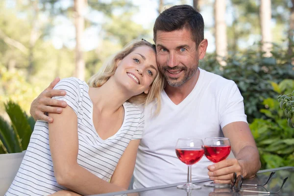 Erwachsenes Paar Stößt Mit Wein — Stockfoto