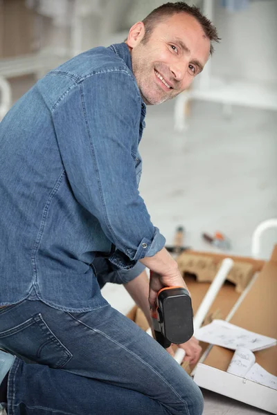 Man Samlar Nya Möbler Med Elektrisk Skruvmejsel — Stockfoto