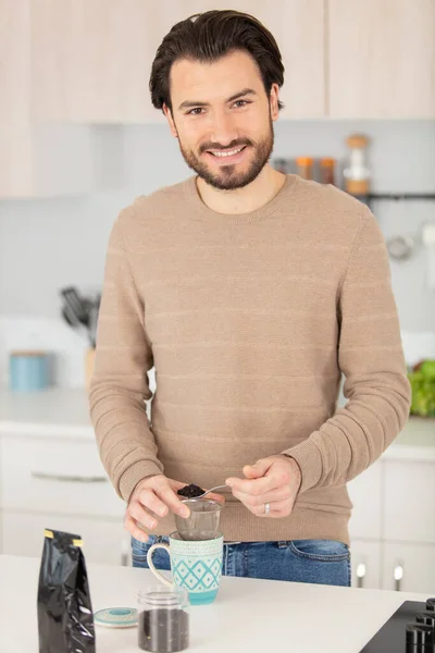 Bonito Jovem Preparando Café — Fotografia de Stock