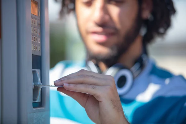 Mann Mit Fahrschein Zur Kontrolle Auf Parkplatz — Stockfoto