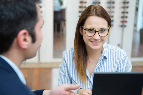 Mannelijke Vrouwelijke Optometristen Schrijven Diagnose Kliniek — Stockfoto