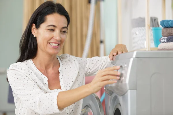 Mulher Carregando Roupas Máquina Lavar Roupa — Fotografia de Stock