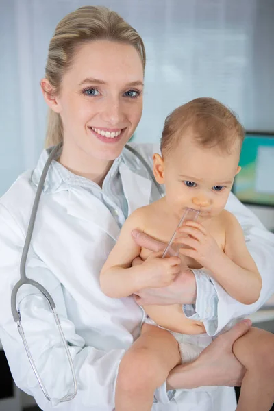 Mutlu Çocuk Doktoru Doktor Kucağında Bir Bebek Tutuyor — Stok fotoğraf