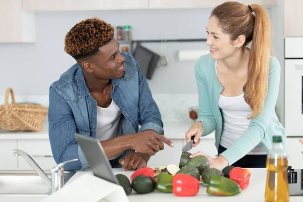 Fröhliches Gemischtes Paar Checkt Laptop — Stockfoto