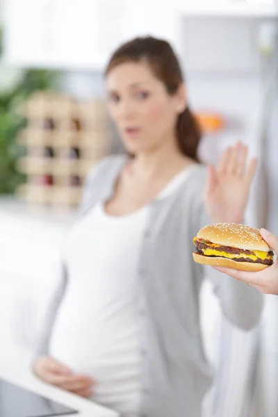 Portret Van Zwangere Vrouw Verwerpen Junk Food Eten — Stockfoto