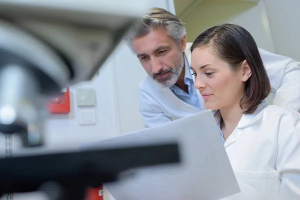 Die Labortechniker Beraten — Stockfoto