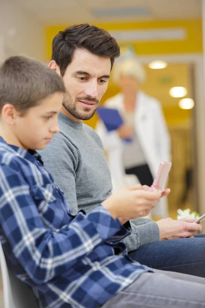 Kleine Jongen Vader Het Ziekenhuis — Stockfoto