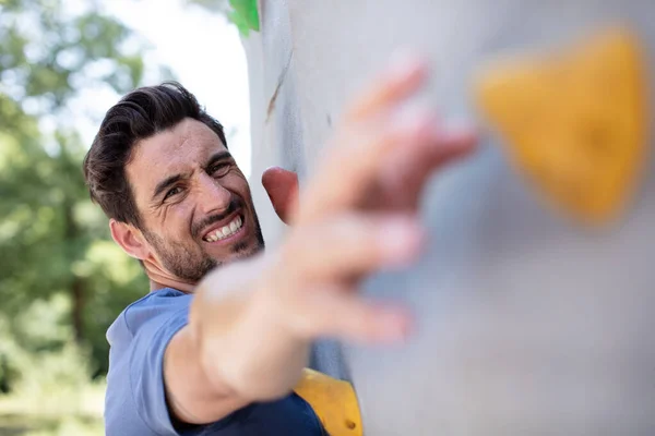 Young Man Climbing Wall — Stock Photo, Image