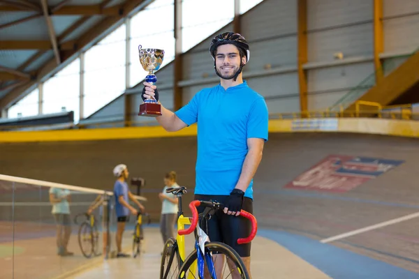 Szczęśliwy Młody Rowerzysta Trzymający Trofeum — Zdjęcie stockowe