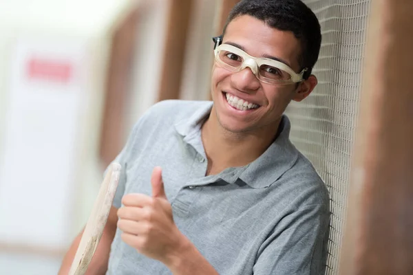 Retrato Joven Deportista Con Gafas Con Pulgares Hacia Arriba —  Fotos de Stock