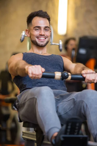 Hombre Sonriente Usando Máquina Gimnasio Remo — Foto de Stock