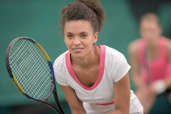 Hizmet Etmek Hazır Başlarken Mutlu Tenis Oyuncusu — Stok fotoğraf
