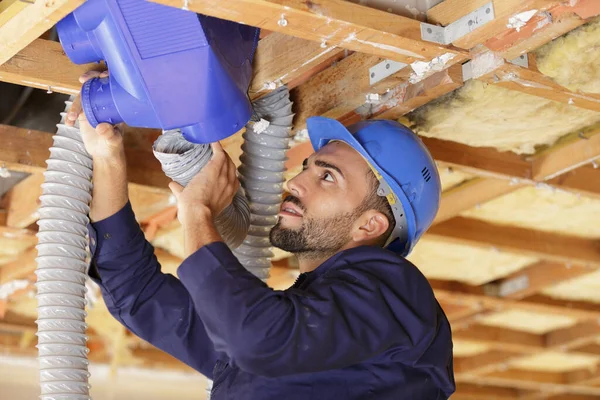 Workingo Meccanico Sul Sistema Vertilizzazione Dell Aria — Foto Stock