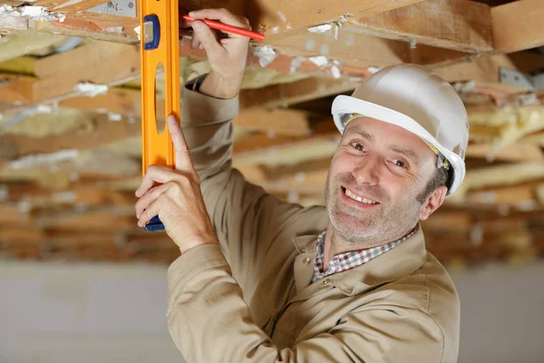 Primer Plano Del Carpintero Masculino Utilizando Nivel Estructura Madera — Foto de Stock