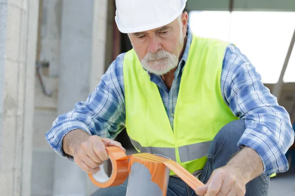 Senior Hantverkare Som Arbetar Med Rör — Stockfoto