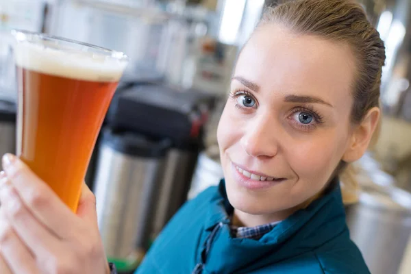Cliente Femenino Listo Para Beber Una Cerveza — Foto de Stock