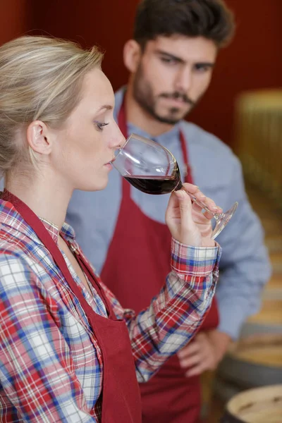 Una Coppia Sta Degustazione Vino — Foto Stock