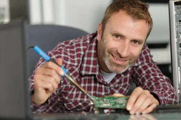 Feliz Reparador Trabalhando Suporte Técnico Fixação Computador Laptop — Fotografia de Stock