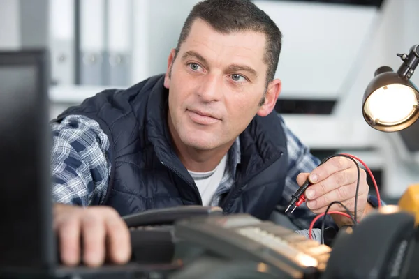 Technician Using Voltage Meter Voltage Measurement — Stock Photo, Image