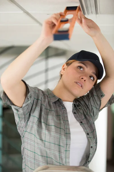 Vrouw Meten Van Een Plafond — Stockfoto